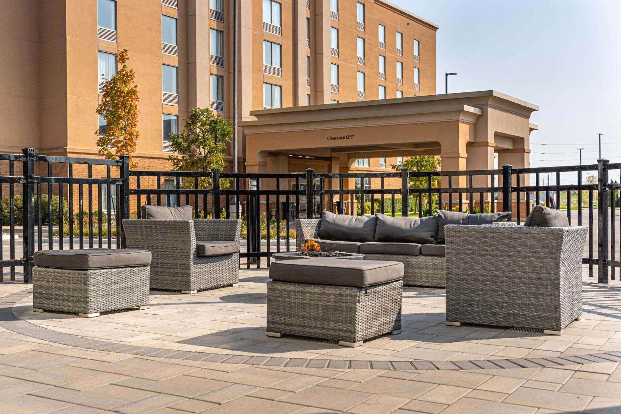 Hampton Inn & Suites By Hilton Брантфорд Экстерьер фото