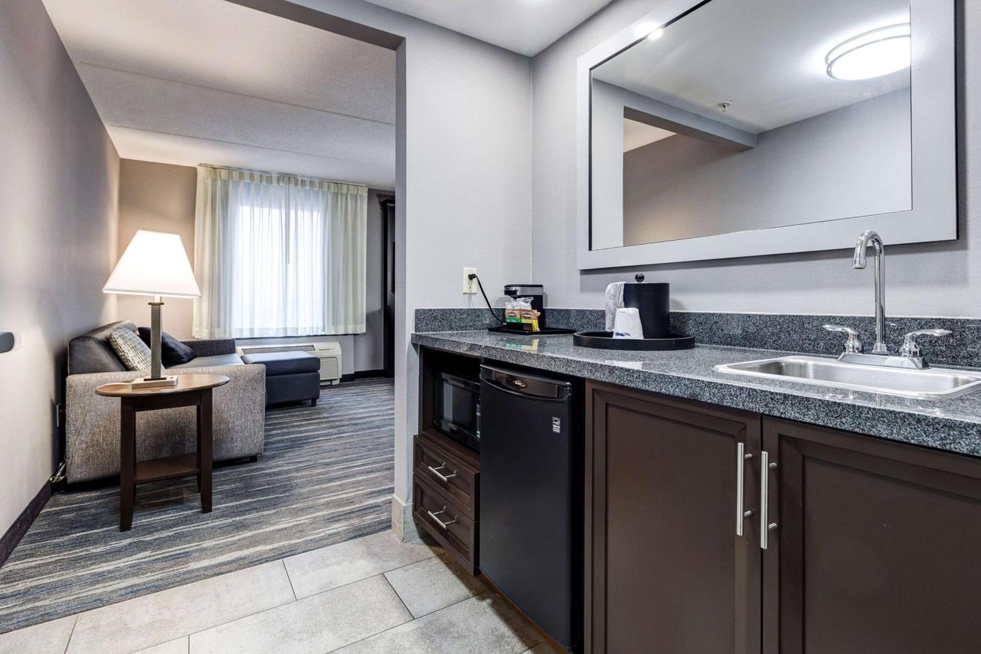 Hampton Inn & Suites By Hilton Брантфорд Экстерьер фото